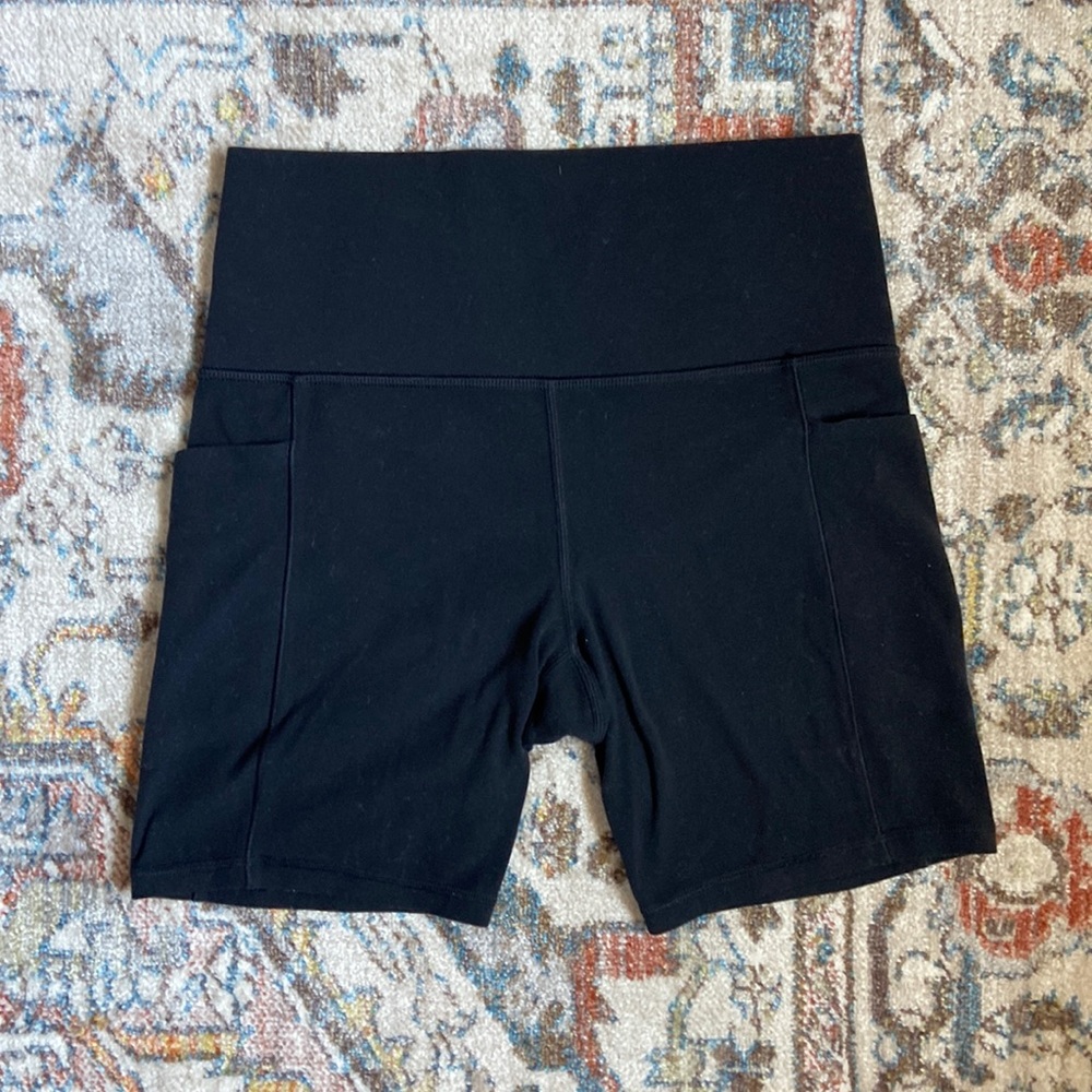 Athleta Salutation Stash Pocket Short 7”